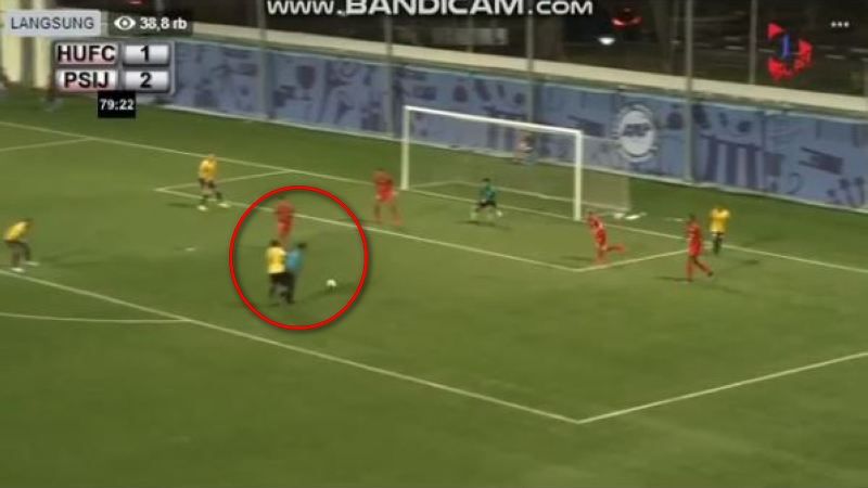 Wasit menghalangi pemain Persija yang hendak menendang bola. Copyright: © bandicam.com