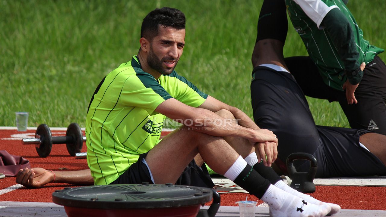 Pemain asing Persebaya Manuchekhr Dzhalilov, saat mengikuti latihan perdana. Rabu (6/2/19). Copyright: © Fitra Herdian/Indosport.com