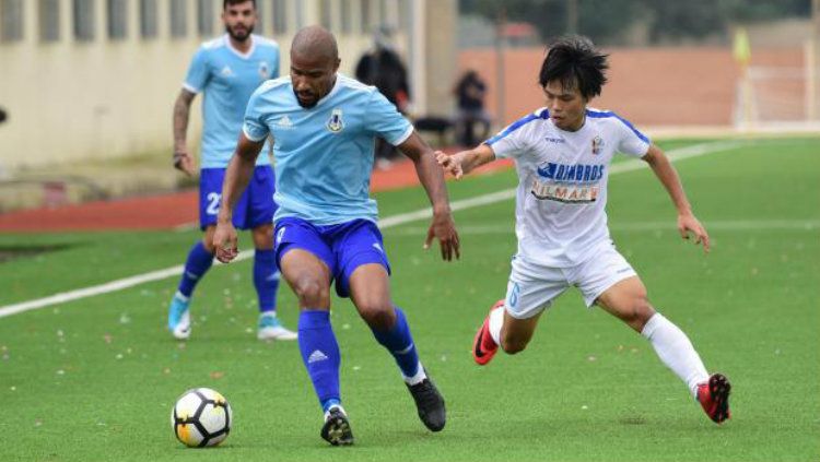 Pemain Persela Kei Hirose (kanan) kala memperkuat klub Malta Mosta FC. Copyright: © Times of Malta