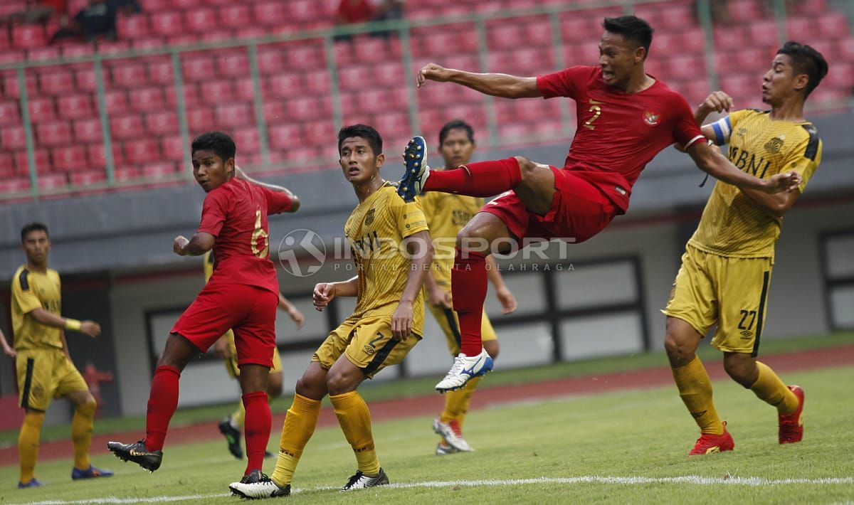 Bhayangkara FC vs Timnas Indonesia U-22. Copyright: © Herry Ibrahim/Indosport.com