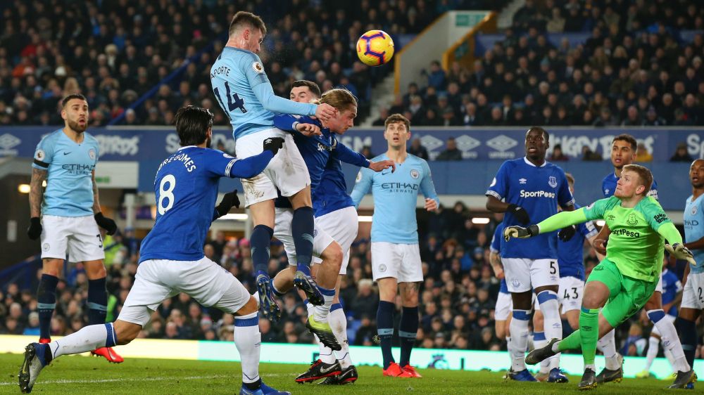 Di tengah penderitaan Manchester City karena ancaman hukuman Liga Champions, Barcelona mencoba memanfaatkan keadaan untuk boyong Aymeric Laporte. Copyright: © Getty Images