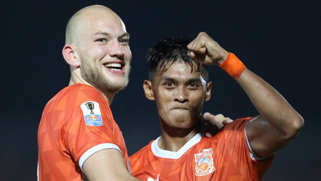 Pemain Borneo FC, Lerby Eliandry (kanan) harus tinggalkan tim dan gabung ke Timnas Indonesia untuk Kualifikasi Piala Dunia 2022. Copyright: © borneofc