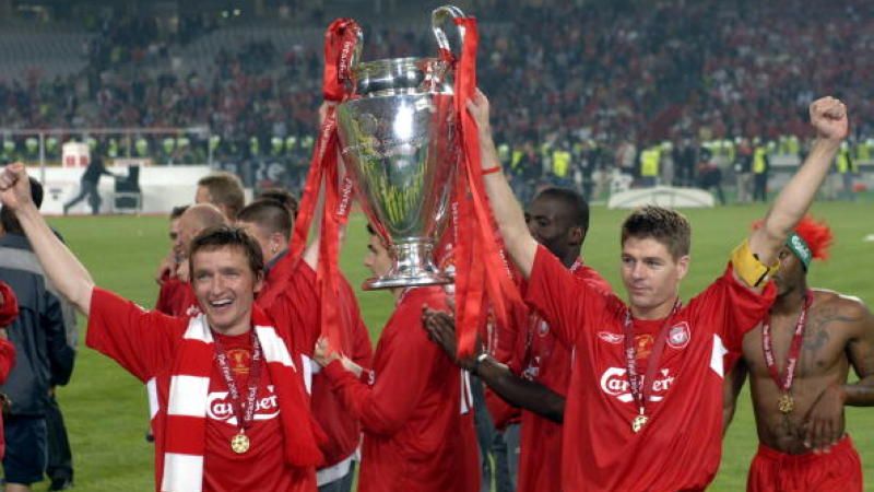 Vladimir Smicer dan Steven Gerrard mengangkat trofi Liga Champions 2004/05 bersama Liverpool. Copyright: © GettyImages