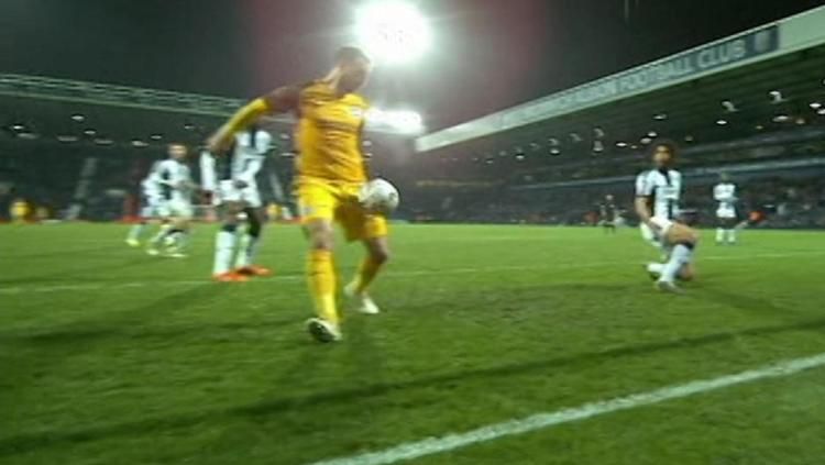 Pemain Brighton, Glenn Murray saat mencetak gol ke gawang West Brom Copyright: © The Sun