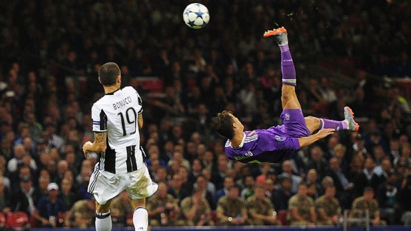 Cristiano Ronaldo melakukan salto di final Liga Champions 2016/17 melawan Juventus. Copyright: © Kevin Barnes - CameraSport via Getty Images