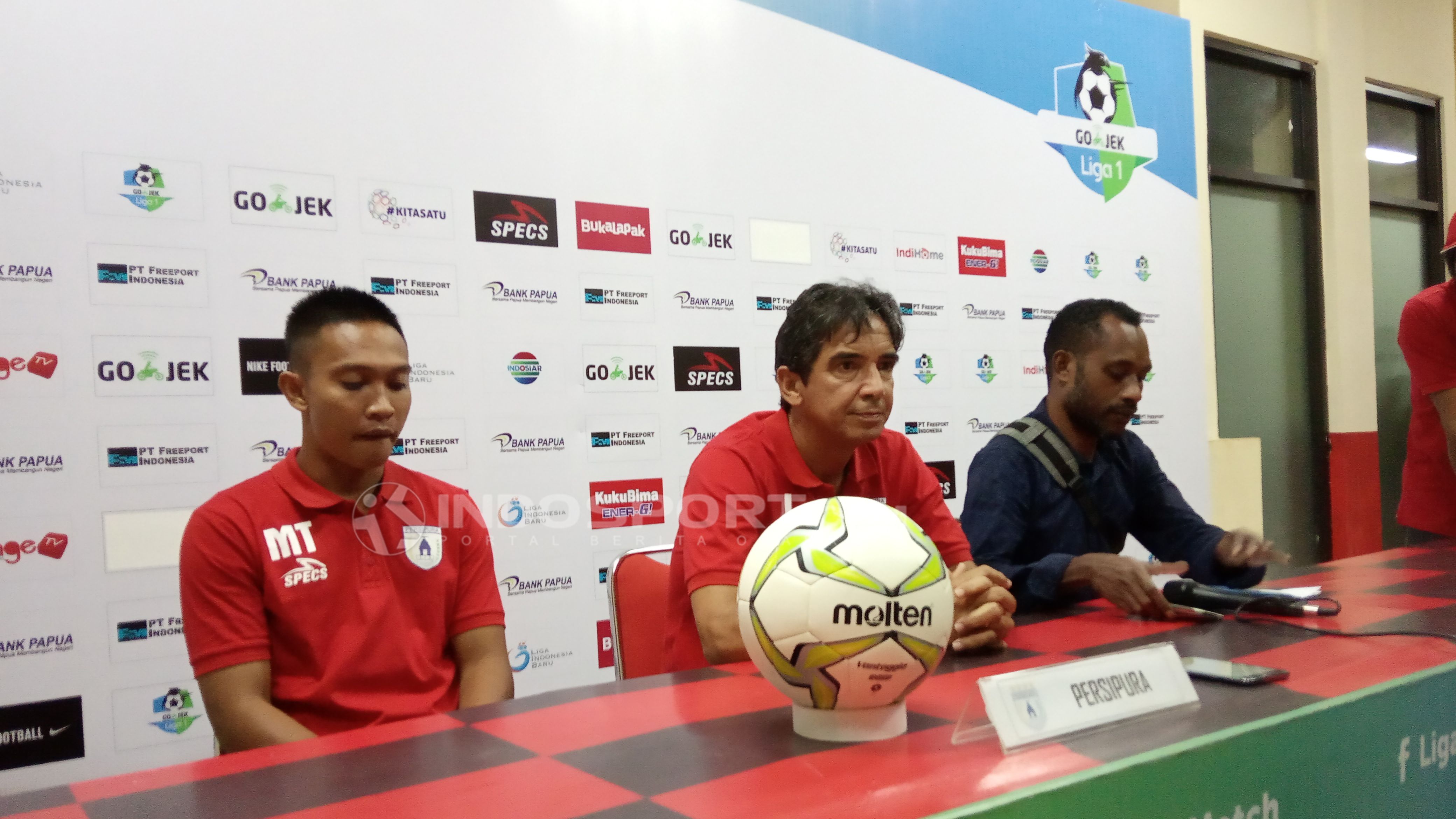 Pelatih Persipura, Luciano Leandro bersama Muhammad Tahir dalam sesi konferensi pers Copyright: © Sudjarwo/INDOSPORT