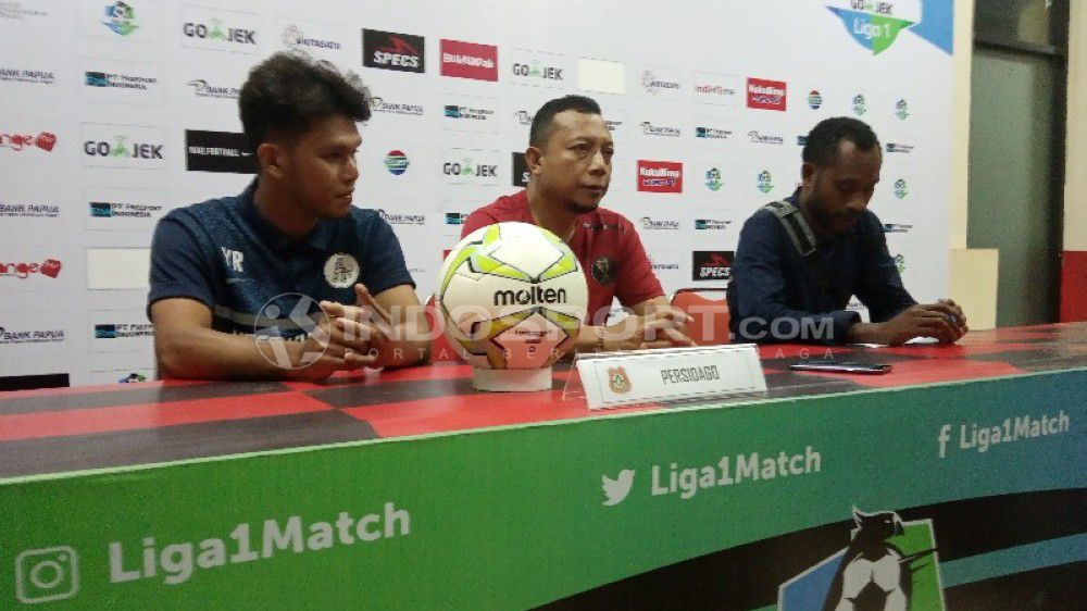 Pelatih Persidago Gorontalo, Romy Malamua bersama pemainnya, Yuaib Rauf saat sesi konferensi pers Copyright: © Sudjarwo/INDOSPORT