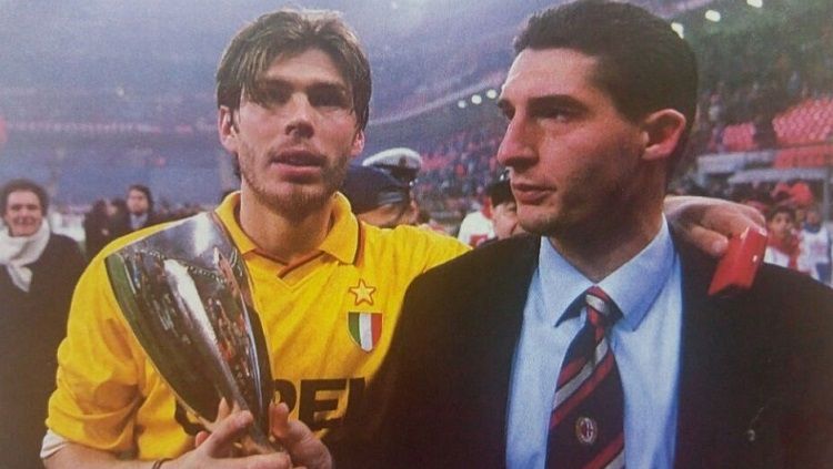 Zvonimir Boban menenteng trofi Piala Super Eropa 1995. Copyright: © Dok. Guerin Sportivo
