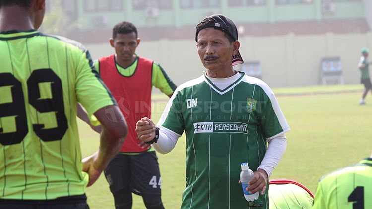 Djadjang Nurdjaman memberikan evaluasi setelah latihan di Lapangan Jenggolo, Sidoarjo. Jumat (08/02/19). Copyright: © Fitra Herdian/Indosport