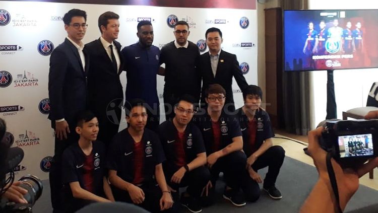 Salah satu mantan bintang PSG, Jay-Jay Okocha (tengah) hadir di acara BeinSport. Copyright: © Neneng Astrianti/INDOSPORT