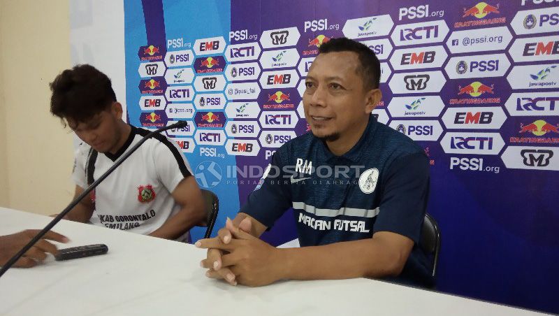 Pelatih Persidago, Romy Malamua bersama Yuaib Rauf saat konferensi pers. Copyright: © Sudjarwo/Indosport.com