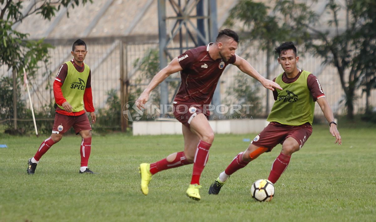 Aksi Marko Simic mencoba melewati hadangan Ryuji Utomo. Copyright: © Herry Ibrahim/Indosport.com