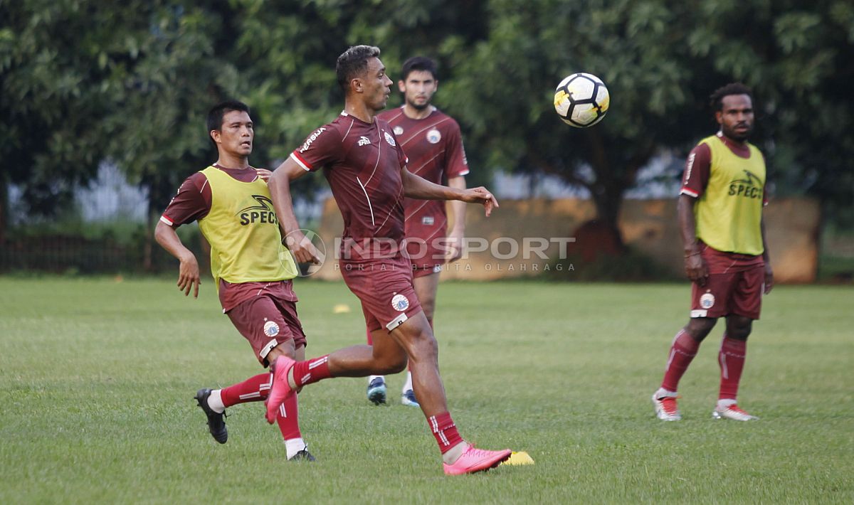 Bruno de Matos dijaga ketat oleh Sandi Sute. Copyright: © Herry Ibrahim/Indosport.com