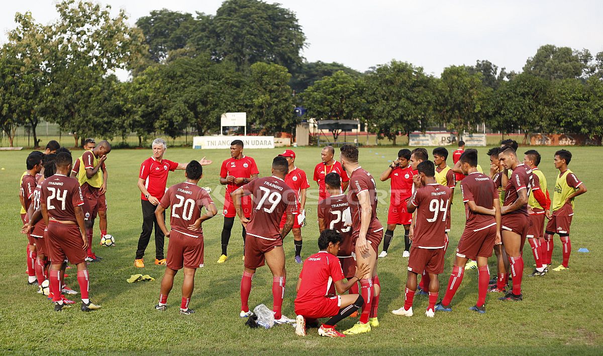 Pelatih Ivan Kolev saat memberikan arahan kepada para pemain Persija Jakarta. Copyright: © Herry Ibrahim/Soicaumienbac.cc