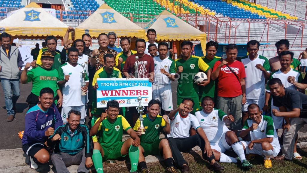 Persebaya Legend setelah berhasil menang di turnamen trofeo. Jumat (8/2/19). Copyright: © Fitra Herdian/Soicaumienbac.cc