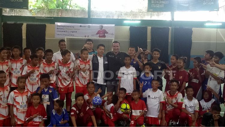Eks Liverpool Vladimir Smicer memberikan coaching clinic kepada anak-anak Indonesia. Copyright: © Chairun Nissa/INDOSPORT
