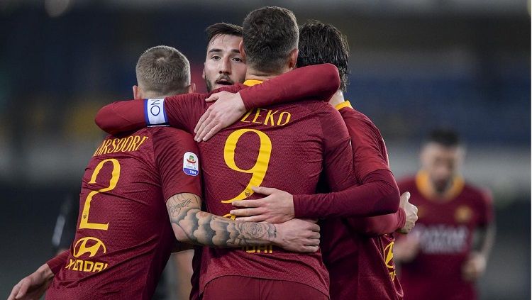 Skuat AS Roma merayakan gol ke gawang Chievo. Copyright: © Twitter @ASRomEN