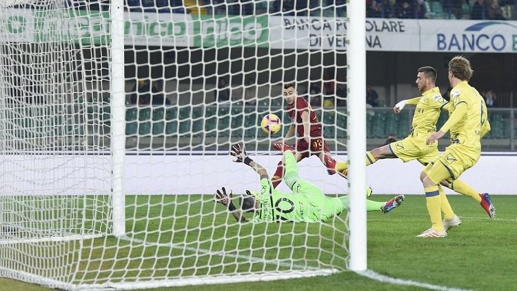 El Shaarawy mencetak gol ke gawang Chievo Verona. Copyright: © Twitter @ASRomEN