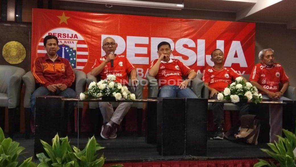 Kokoh Bafiat (kedua dari kiri) dan Ferry Paulus (ketiga dari kanan) dalam konferensi pers Persija Jakarta. Copyright: © Zainal Hasan/Indosport.com