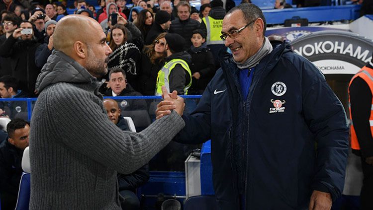 Pelatih Manchester City, Pep Guardiola (kiri) dan Maurizio Sarri, pelatih Chelsea. Copyright: © GettyImages
