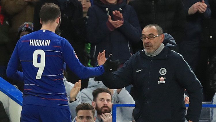 Gonzalo Higuain (kiri) dan Maurizio Sarri, striker dan pelatih Chelsea. Copyright: © GettyImages