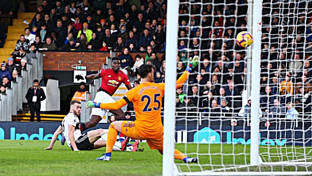 Selebrasi Paul Pogba (Manchester United) usai mencetak gol pertama ke gawang Fulham. Copyright: © Indosport.com