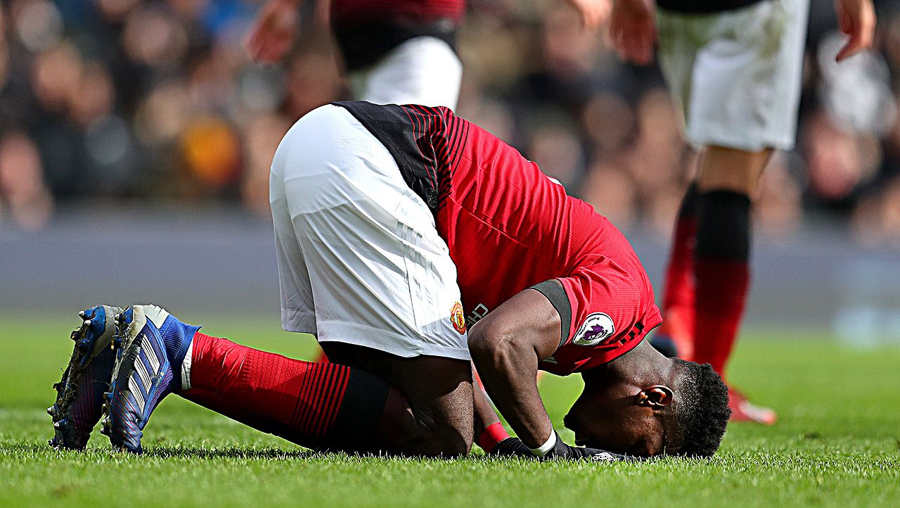 Selebrasi Paul Pogba (Manchester United) bersujud usai mencetak gol penalti ke gawang Fulham. Copyright: © GettyImages