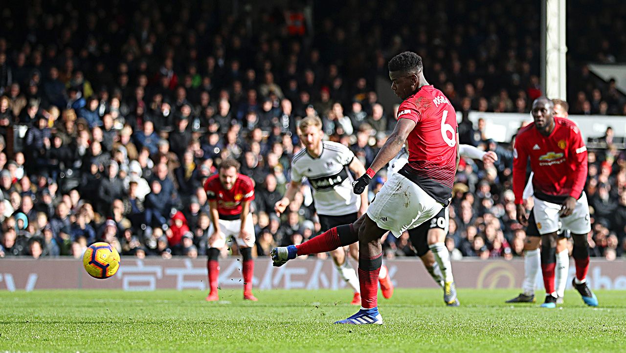 Paul Pogba (Manchester United) saat tendangan penalti ke gawang Fulham. Copyright: © GettyImages