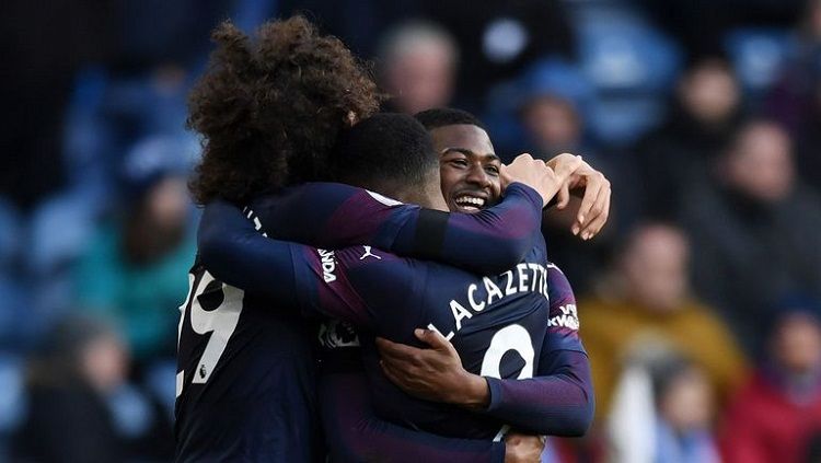 Skuat Arsenal merayakan gol ke gawang Huddersfield. Copyright: &copy; twitter