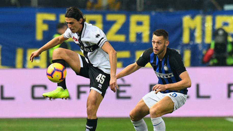 Pemain Parma berusaha menguasai bola Copyright: © Getty Images