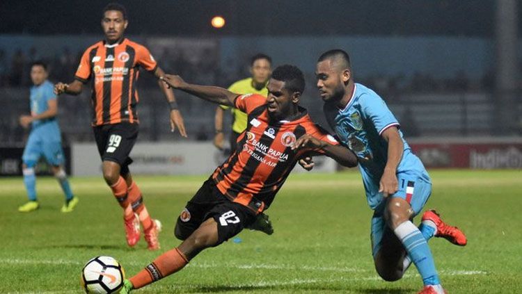 Saddil Ramdani berebut bola dengan pesepak bola Perseru Serui Makarius Fredik Suruan dalam lanjutan Liga-1 di Stadion Surajaya Lamongan Copyright: © ANTARA FOTO/M Risyal Hidayat