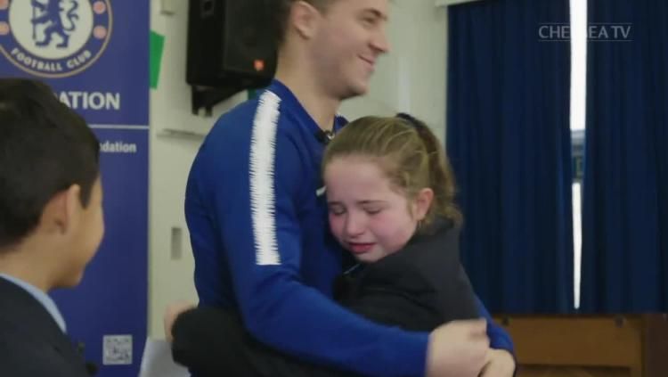 Eden Hazard membuat seorang gadis kecil menangis Copyright: &copy; The Sun