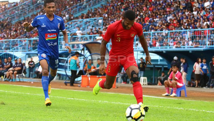 Laga uji coba Timnas Indonesia U-22 vs Arema FC. Copyright: © Ian Setiawan/INDOSPORT