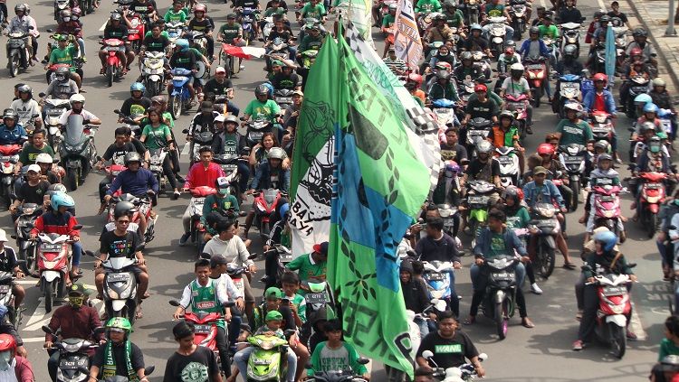 Ribuan Bonek menyambut kedatangan Persebaya Surabaya U-17 setelah berhasil juara di Piala Soeratin U-17. Minggu (10/02/19). Copyright: © Fitra Herdian/INDOSPORT