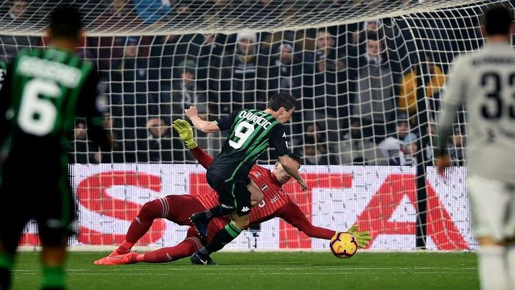 Striker Sassuolo hampir mencetak gol ke gawang Juventus. Copyright: © Twitter @khaledalnouss1