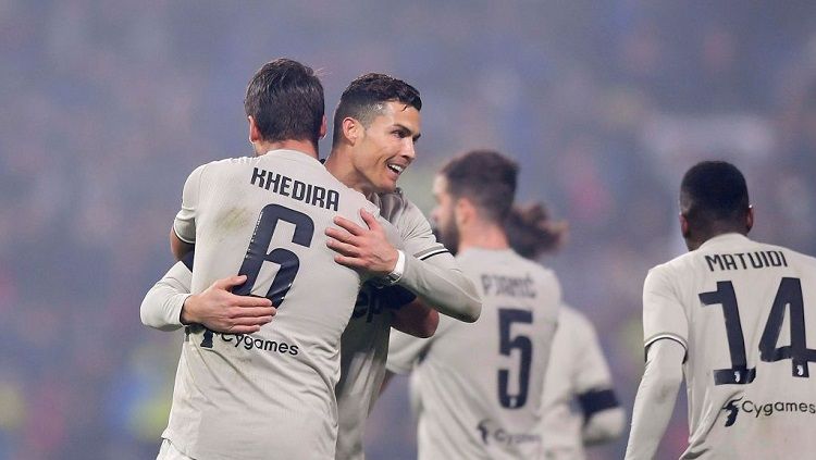 Skuat Juventus merayakan gol Ronaldo ke gawang Sassuolo. Copyright: © Twitter @FansTribeHQ