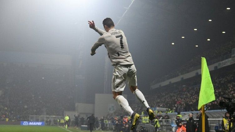 Ronaldo melakukan selebrasi khasnya usai mencetak gol ke gawang Sassuolo. Copyright: © Twitter @FansTribeHQ