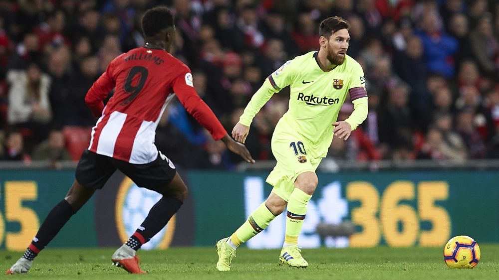 Kapten Barcelona Lionel Messi saat menggocek pemain Athletic Bilbao pada ajang La Liga Spanyol, Senin (11/02/19). Copyright: © Getty Images