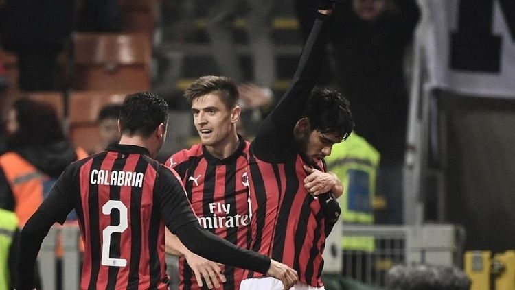 Para pemain AC Milan berselebrasi pasca mencetak gol ke gawang Cagliari. Copyright: © Twitter @SempreMilanCom