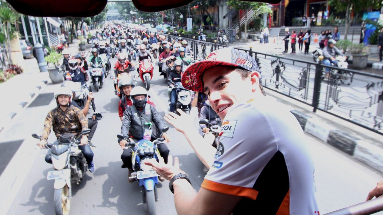 Marc Marquez berkeliling Bandung naik Bandros. Copyright: © naikmotor/honda