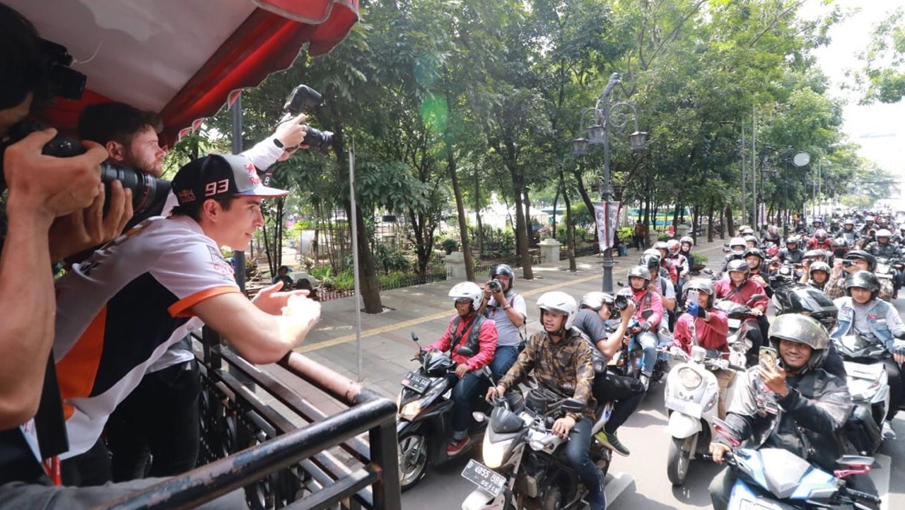 Marc Marquez berkeliling Bandung naik Bandros. Copyright: © pojokoto