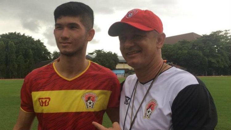 Pemain seleksi Kalteng Putra Kevin Gomes de Oliveira (kiri) dan pelatih Gomes de Oliveira (kanan) saat pemusatan latihan di Yogyakarta. Copyright: © Istimewa/Bola Times