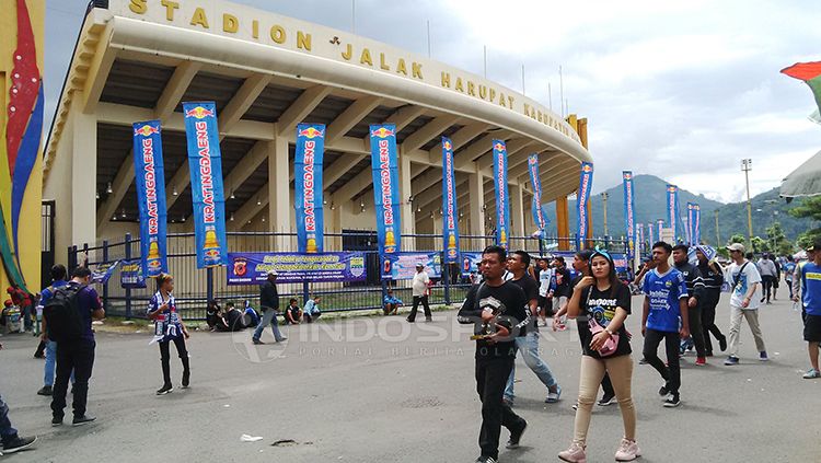 Bobotoh Mulai Padati Stadion Si Jalak Harupat. Copyright: © Arif Rahman/INDOSPORT