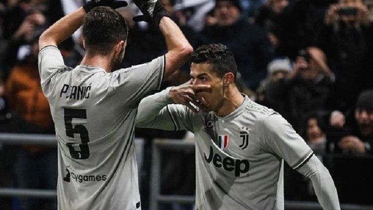 Selebrasi toping Cristiano Ronaldo yang meniru Paulo Dybala di laga Sassuolo vs Juventus Copyright: © Sport Mirror