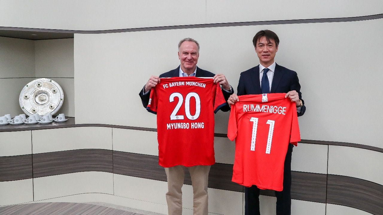 CEO Bayern Munchen, Karl-Heinz Rummenigge, dan Ketua Federasi Sepak Bola Korea Selatan, Hong Myung-bo, meresmikan kerjasama sepak bola di Munchen pada Senin (11/2/19). Copyright: © Bayern Munchen