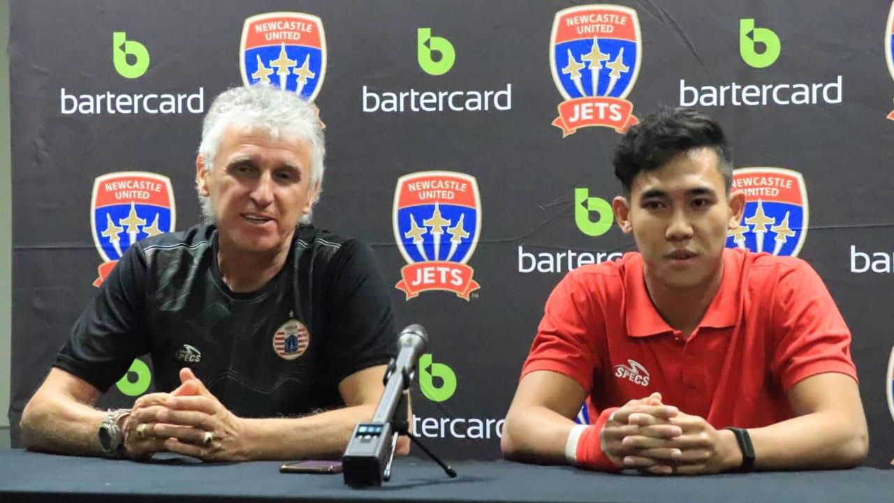Ivan Kolev dan Ryuji Utomo saat sesi konfrensi pers jelang laga menghadapi Newcastle Jets besok. Copyright: © Media Persija