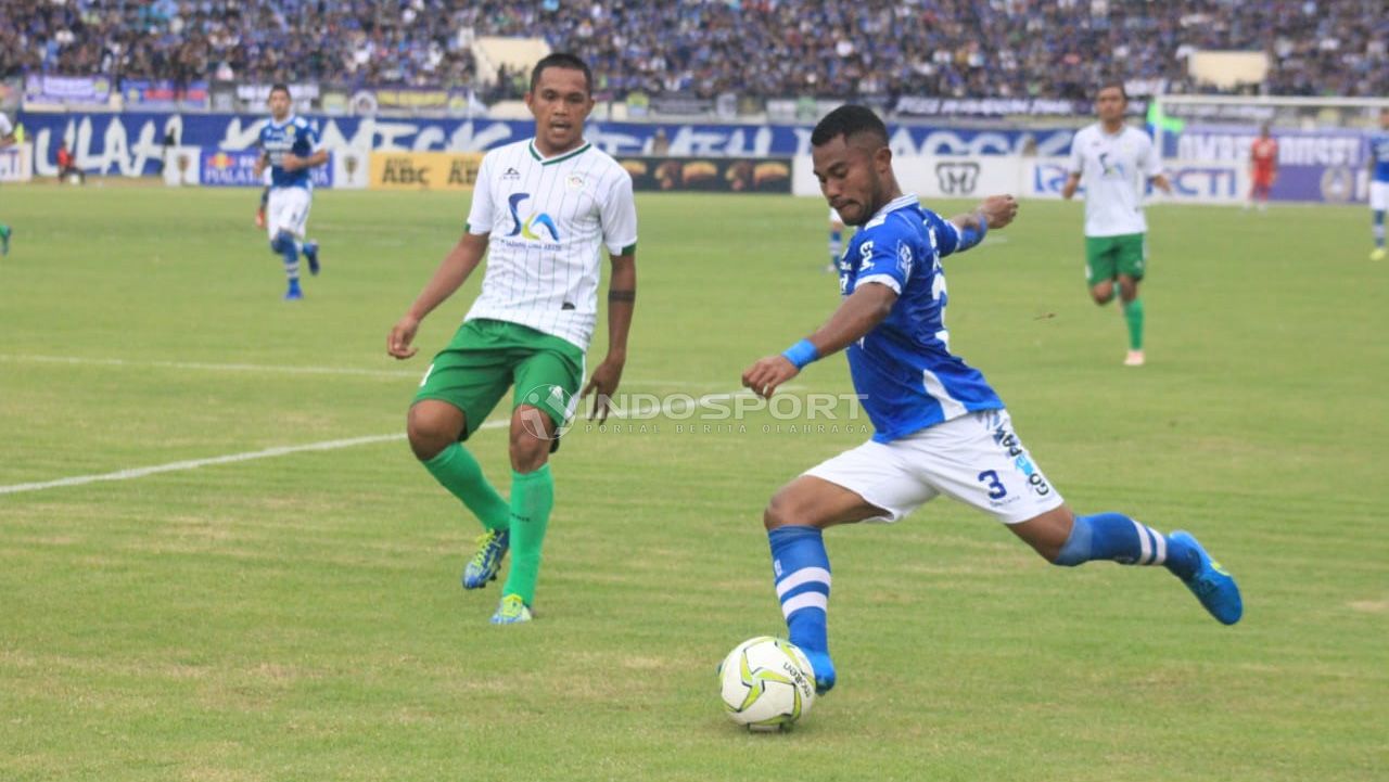 Bek Persib Bandung, Ardi Idrus, melepaskan tendangan dalam pertandingan Liga 1. Copyright: © Arif Rahman/Indosport.com