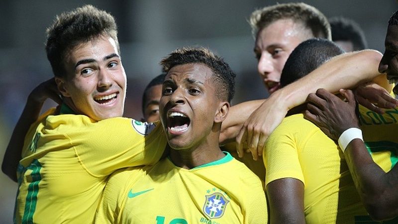 Wonderkid Brasil, Rodrygo mengatakan bahwa dirinya tidak ingin menjadi 'new Neymar', meski selalu dibandingkan dengan megabintang tim Samba tersebut. Copyright: © GettyImages