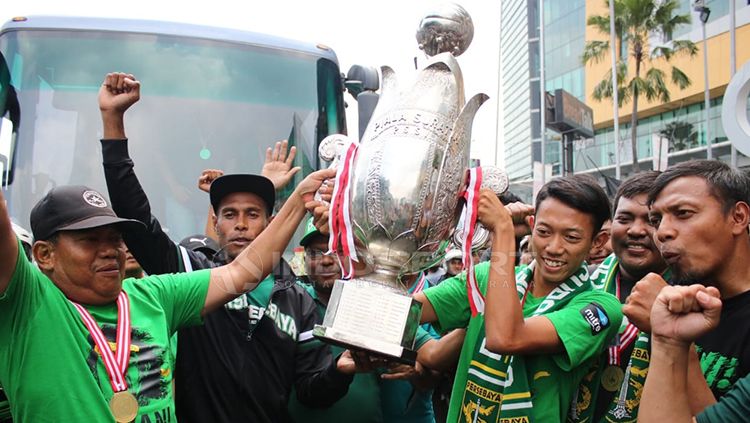 Thropy Piala Soeratin dibawa ke Lapangan Karanggayam. Minggu (10/02/19). Copyright: © Fitra Herdian/Indosport