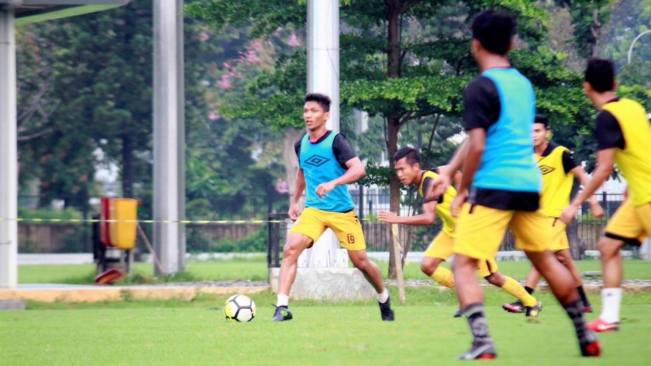 Tim Bhayangkara FC saat latihan. Copyright: © Media Bhayangkara